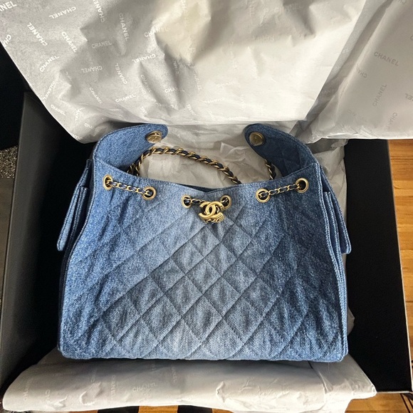 CHANEL 25 Small Handbag (26P) Washed Denim and Gold Tone Metal - Picture 17 of 17